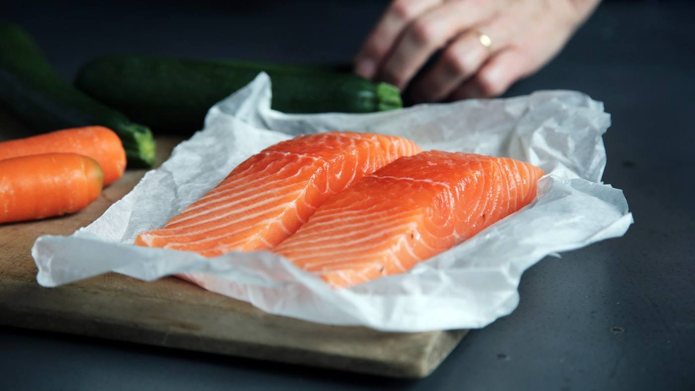 Fresh salmon fillets with vegetables